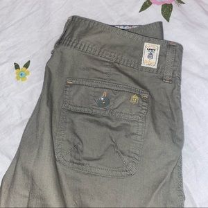 low/mid rise capri cute pale, sage green capri utility Levi pants🐢